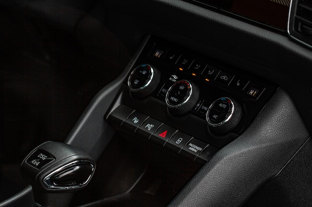 Painel de controle digital do ar condicionado do carro. Botões de condicionamento do interior do carro moderno dentro de um carro close-up vista.