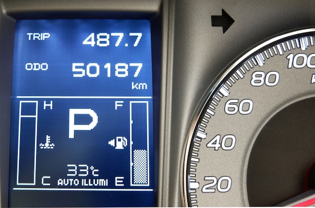 Painel de controle do carro exibe para combustível com luz azul