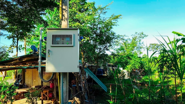 Foto painel de controle elétrico com fundo natural verde. tecnologia de caixa de distribuição na área rural