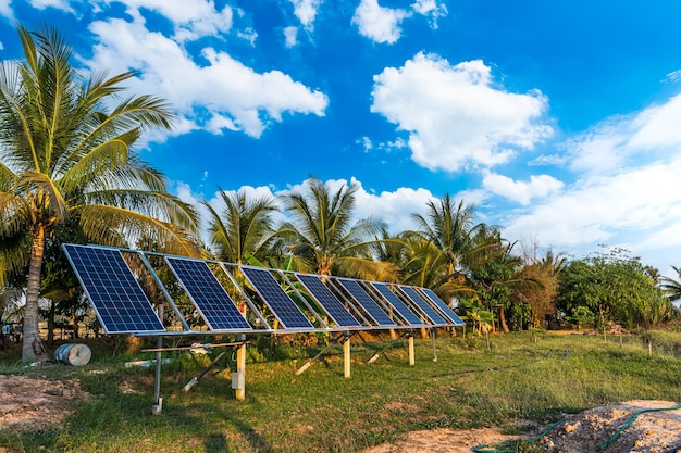 Painel de energia solar fotovoltaica para agricultura em uma área de casas rurais Campos agrícolas fundo de céu azulAgroindústria de uso doméstico Estilo rural na Tailândia fazenda inteligente alternativa de energia limpa