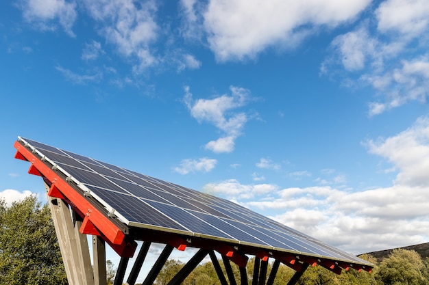 Painel de energia solar fotovoltaico no fundo do céu