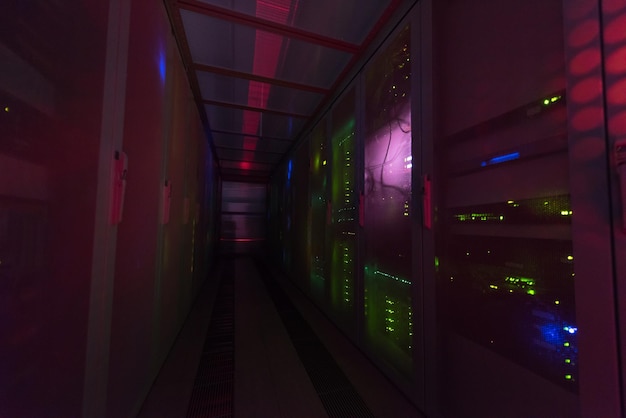 painel de equipamento de comunicação moderno com luz da exibição no centro de dados na sala do servidor