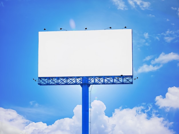 Foto painel de publicidade em branco de fundo de céu azul propositalmente para adicionar ou aplicar imagens publicitárias, gráficos ou imagens na área branca