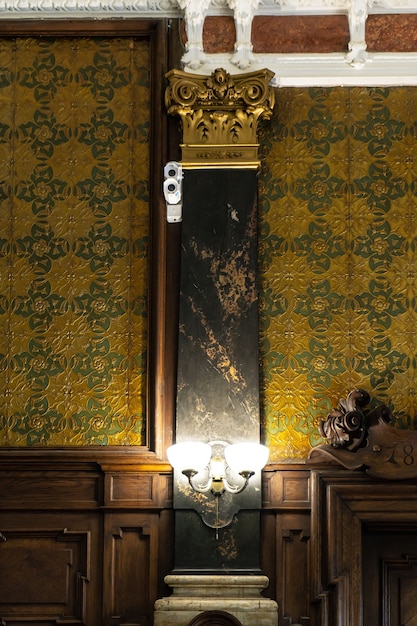 Painel decorativo de madeira retro antigo antigo com molduras douradas vintage.
