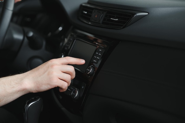 Painel interior de carro moderno e volante