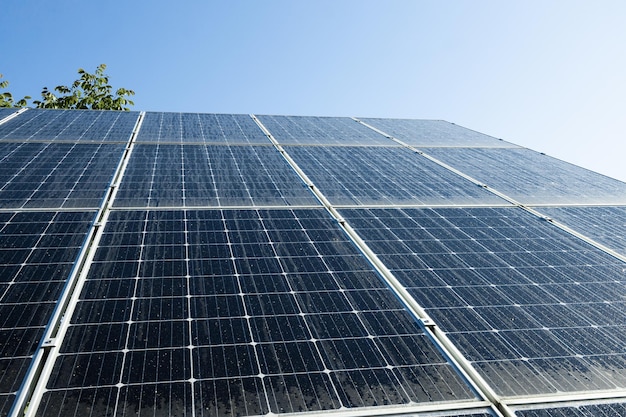 Painel solar de tecnologia ecológica com conceito de fundo de sol e céu azul energia limpa na natureza