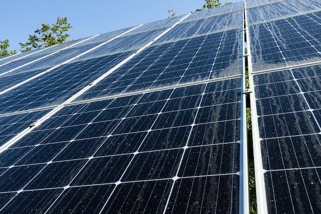 Painel solar de tecnologia ecológica com conceito de fundo de sol e céu azul energia limpa na natureza