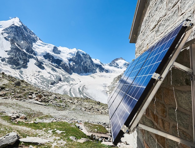 Painel solar em casa nas montanhas