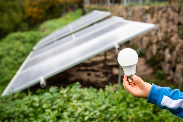 Painel solar instalado no jardim de uma casa em um dia nublado gerando energia limpa