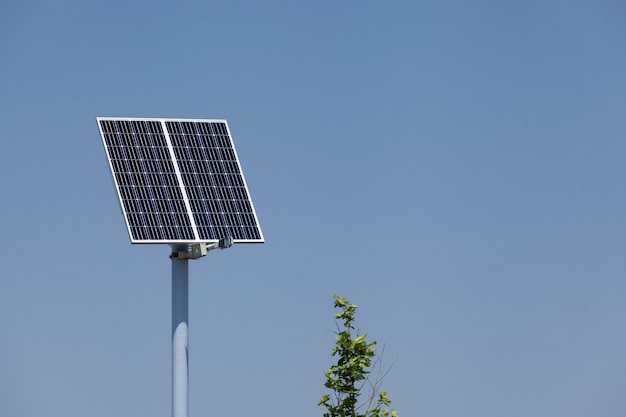 Painel solar ou bateria solar no poste contra um fundo de céu azul. Fonte de energia alternativa, bateria adicional.