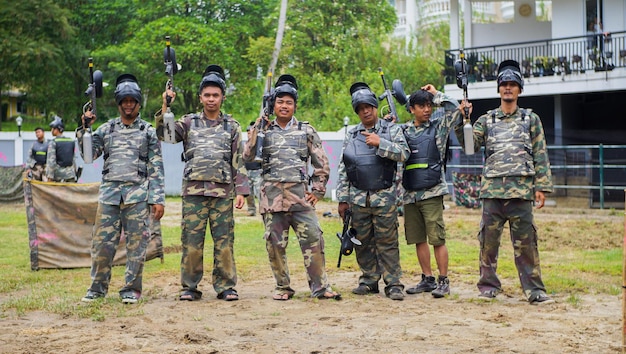 Foto paintball-gruppe, die mit ihren gegnern kämpfen wird