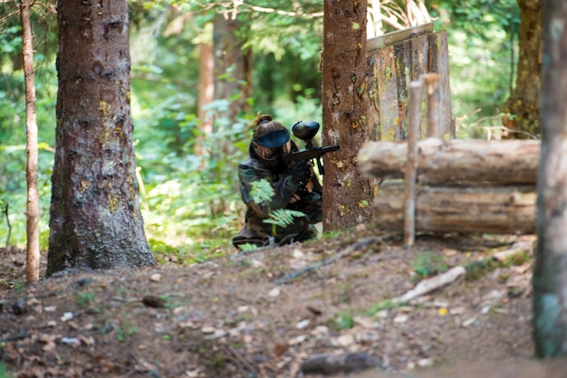 Paintball-Scharfschütze bereit zum Schießen