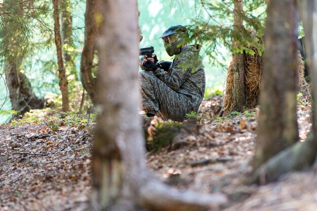 Paintball-Spieler verstecken sich