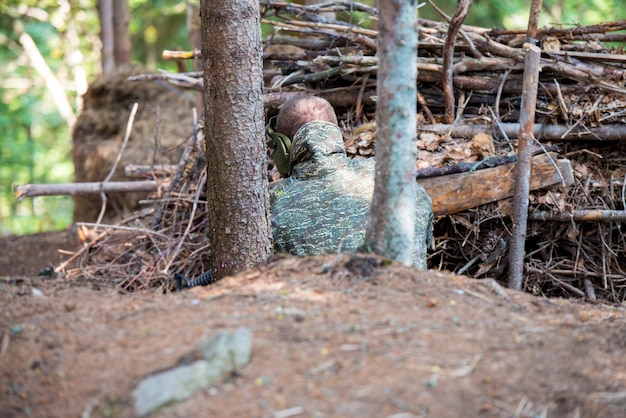 Paintball-Spieler verstecken sich