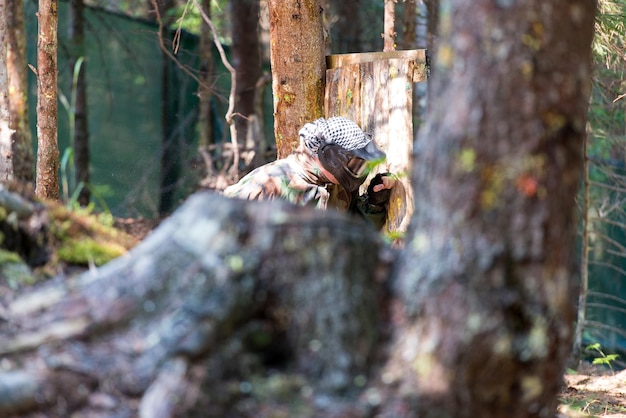 Paintball-Spieler verstecken sich