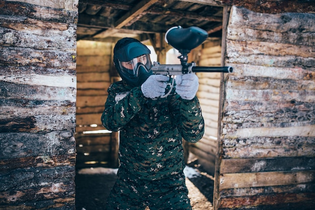 Paintballspieler mit Markierungspistole, Vorderansicht