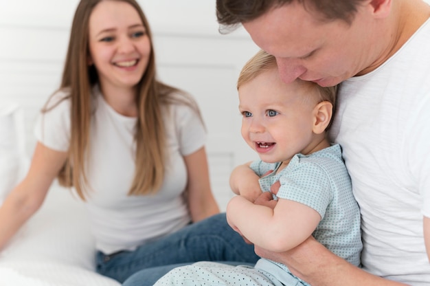 Foto pais aproximados com criança sorridente