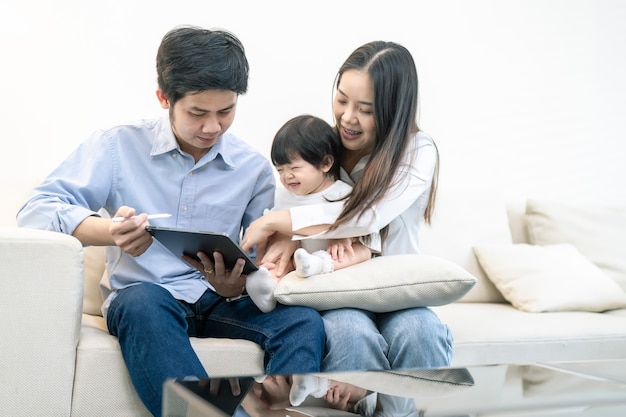 Pais asiáticos e uma criança brincando em casa. conceito de família.