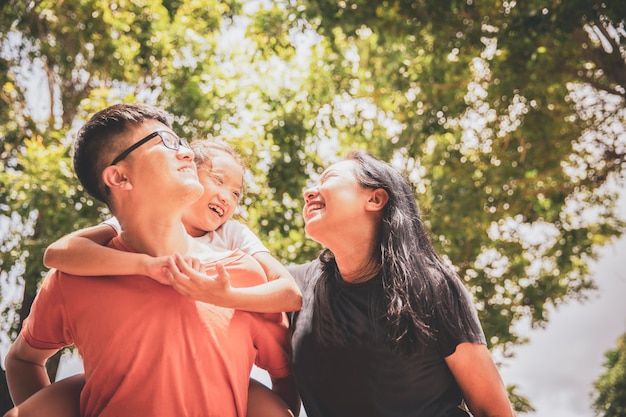 Pais asiáticos jovens felizes sorrindo