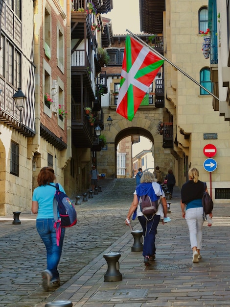 País Basco de Orio Espanha 08 de julho de 2021 turistas de meia idade caminhando até o centro da cidade