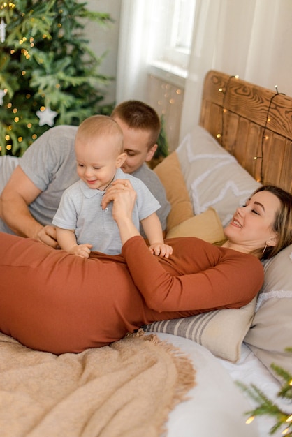 Pais brincando com seus filhos