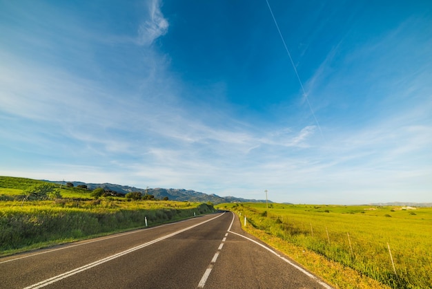 País por carretera bajo un cielo azul en Cerdeña Italia