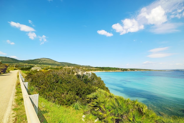 País por carretera junto al mar en Cerdeña Italia