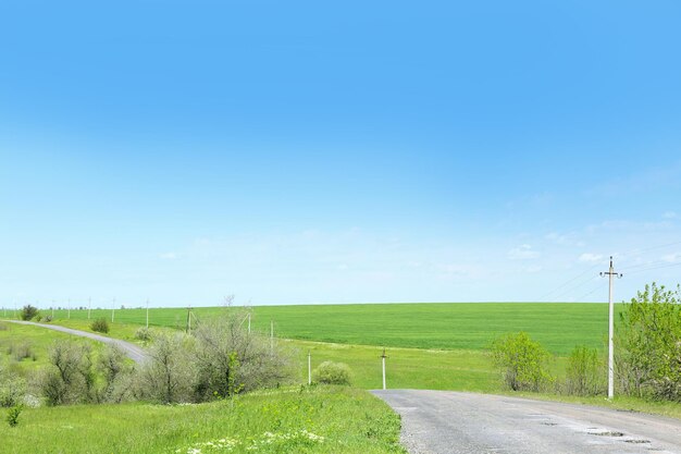 País por carretera sobre fondo de cielo azul