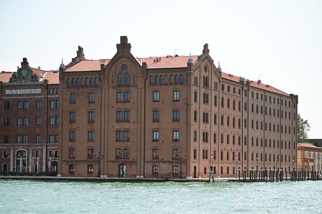 país de las casas, ciudad de Venezia en Italia, casa histórica en el agua