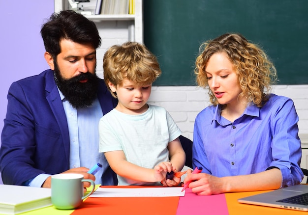 Pais com educação familiar em casa ensinando aulas particulares de matemática para crianças na volta à escola educação em casa