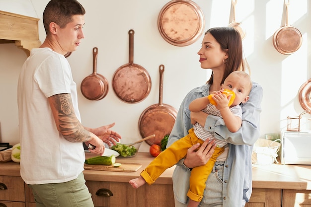 Foto pais com filho fofo cozinham juntos