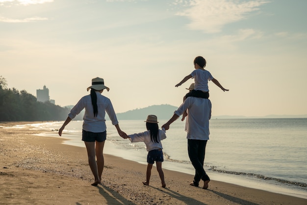 Pais com filhos curtindo férias na praia