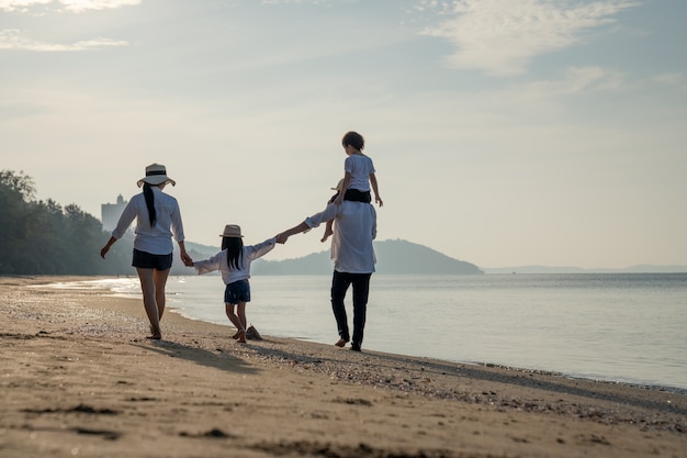 Pais com filhos curtindo férias na praia