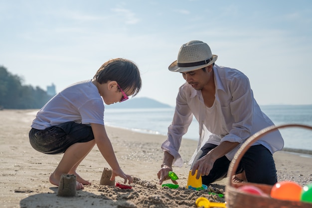 Pais com filhos curtindo férias na praia