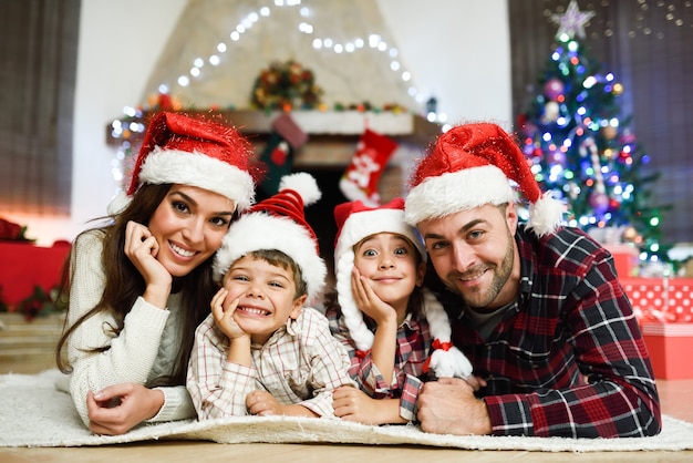 Pais com filhos deitados no chão