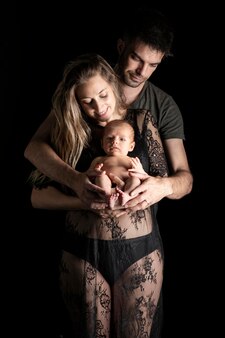 Pais com seu bebê recém-nascido no estúdio