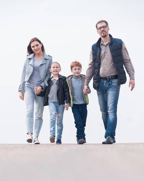 Pais com seus filhos caminhando juntos