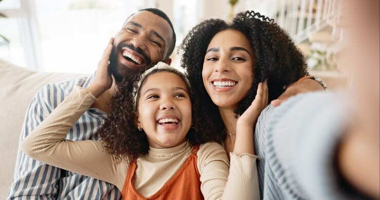 Foto pais, criança e selfie no sofá para retrato com amor ou cuidado, relaxamento e vínculo familiar para memória ou conexão. mãe, pai e menina juntos em casa para conforto ou segurança no fim de semana, abraço e alegria.