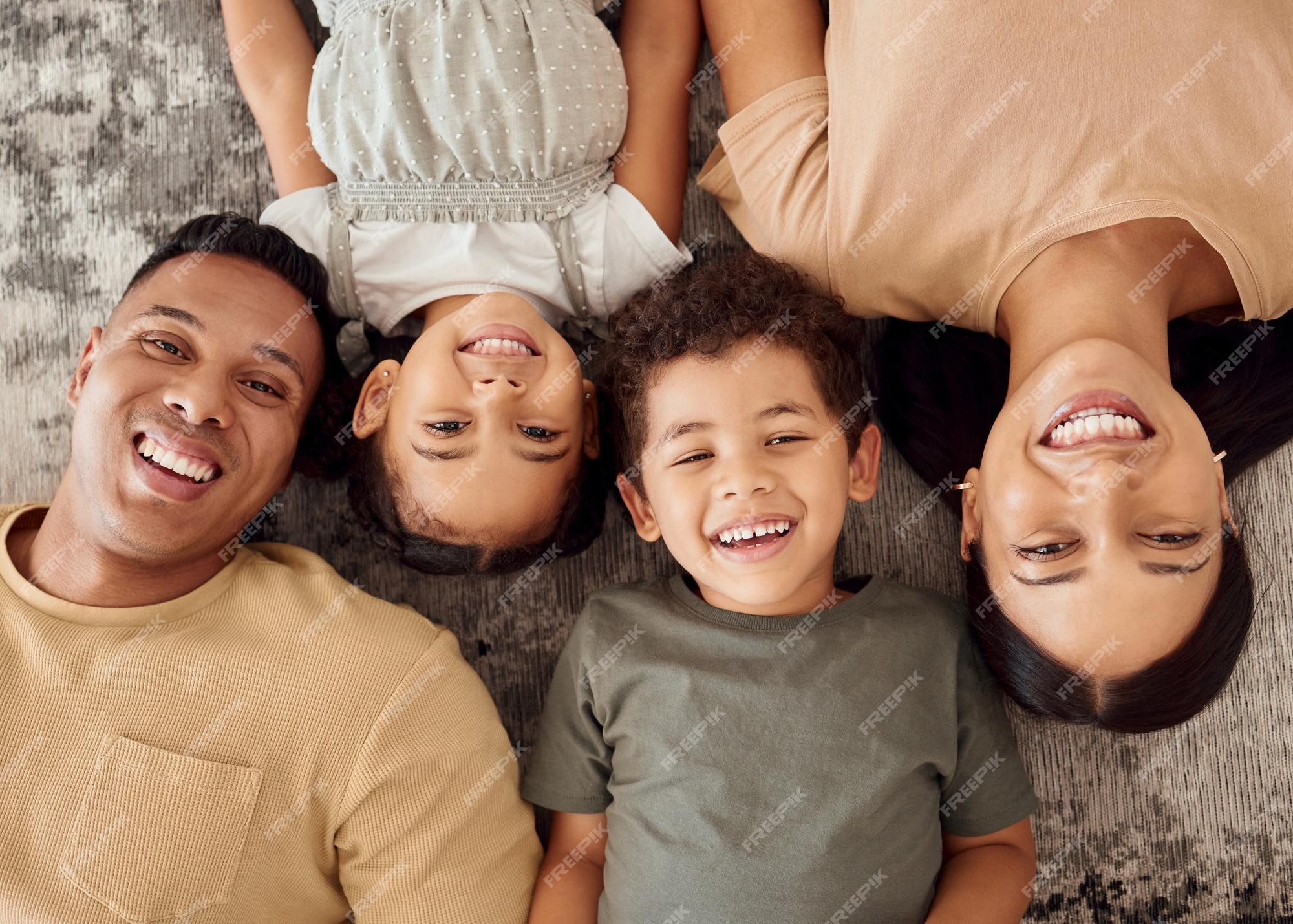 Pai Com Filhos. Pai E Crianças Felizes Passando Um Tempo Juntos