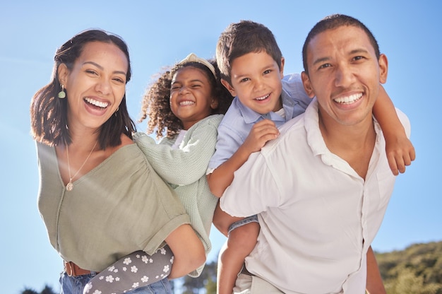 Pais de retrato de família feliz pegam carona nas crianças e sorriem juntos no parque ao ar livre no céu azul com o pai Jovem mãe com filhos fofos, alegria do sol divertido e belas férias de verão no brasil