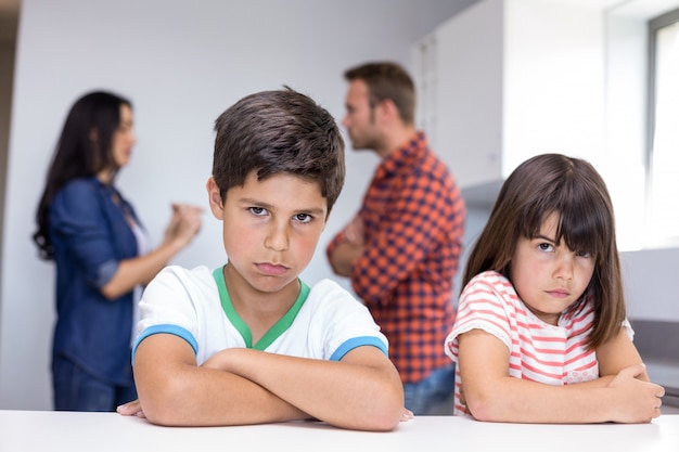 Pais discutindo na frente dos filhos