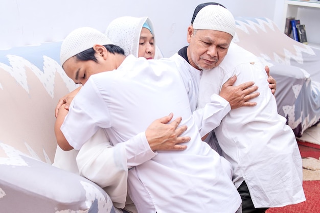 Pais e filho se abraçando e perdoando um ao outro no momento do eid