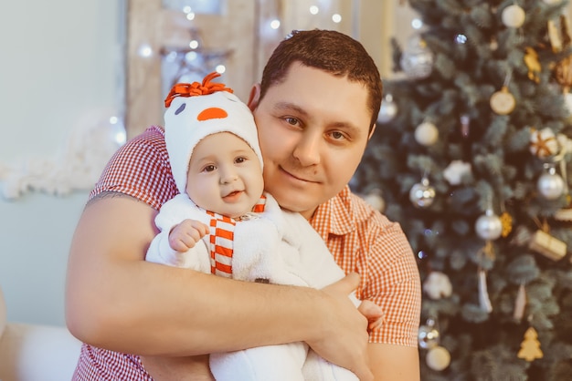 Pais e filhos felizes e sorridentes em casa