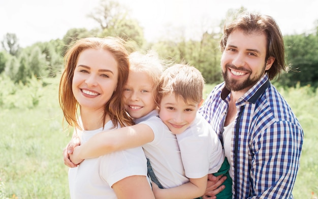 Pais e filhos juntos ao ar livre