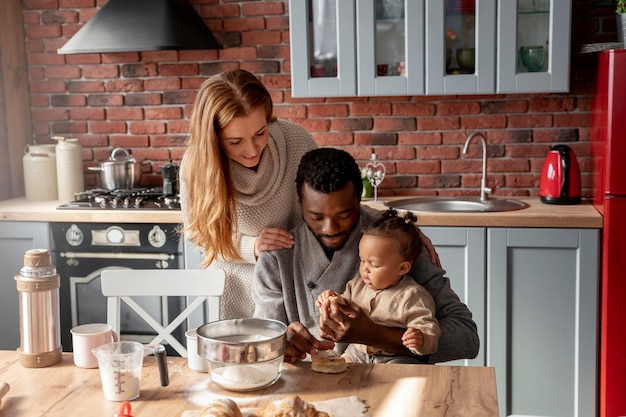 Foto pais e filhos na cozinha, tiro médio