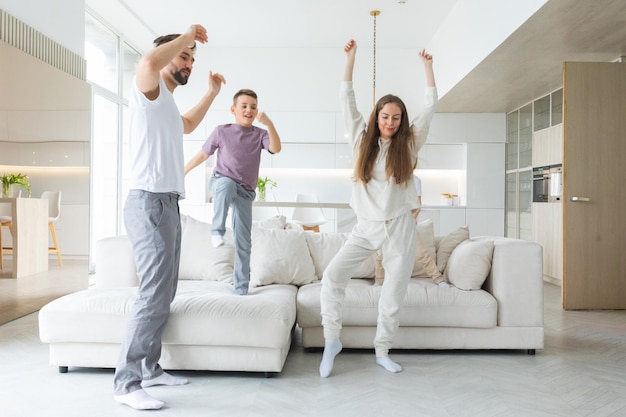 Foto pais e filhos se divertindo em casa