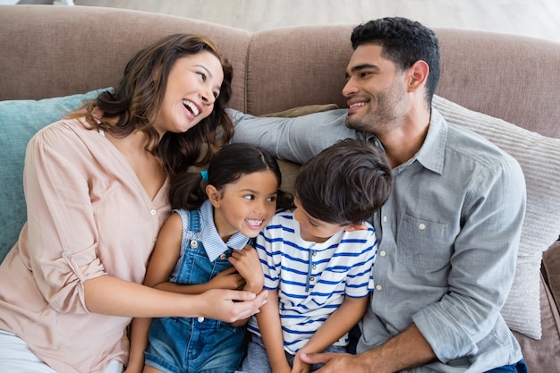 Pais e filhos se divertindo na sala de estar