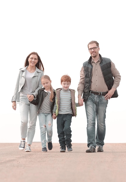 Pais e seus filhos caminhando juntos