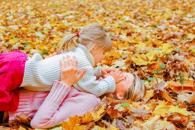 Pais felizes com bebê na natureza no parque outono