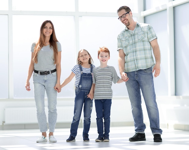 Pais felizes com filhos em um novo apartamentofoto com espaço de cópia